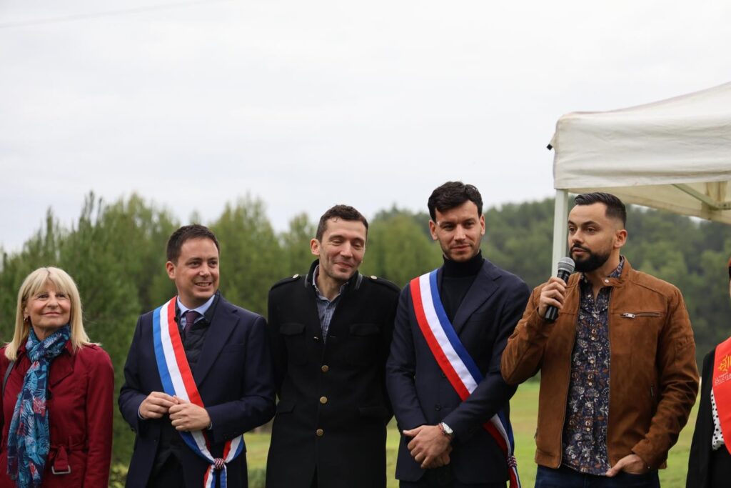 Yoann Gillet était présent ce samedi à Beaucaire pour l’inauguration du golf de Saint-Roman. Aux côtés du Maire de la ville, Nelson Chaudon, et du député européen Julien Sanchez, il a vivement félicité la famille Combe pour avoir repris cette activité « qui contribue à dynamiser le tourisme et le sport dans la dynamique ville de Beaucaire ».