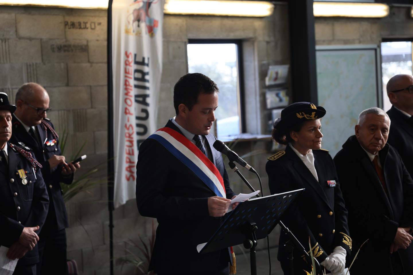 Yoann Gillet rend hommage aux pompiers lors de la cérémonie de la Sainte-Barbe à Beaucaire